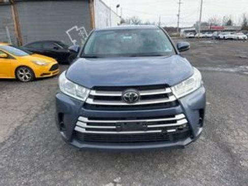 Used 2018 Toyota Highlander LE image 2