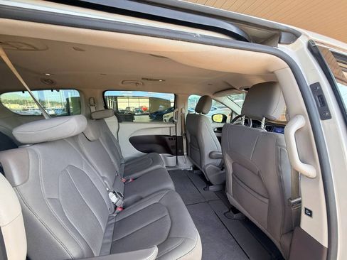 Used 2017 Chrysler Pacifica Touring FWD image 16