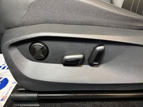 Used 2024 Volkswagen Tiguan SE image 22