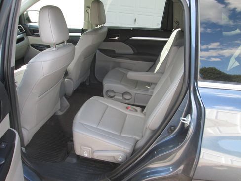 Used 2019 Toyota Highlander XLE AWD/4WD image 16