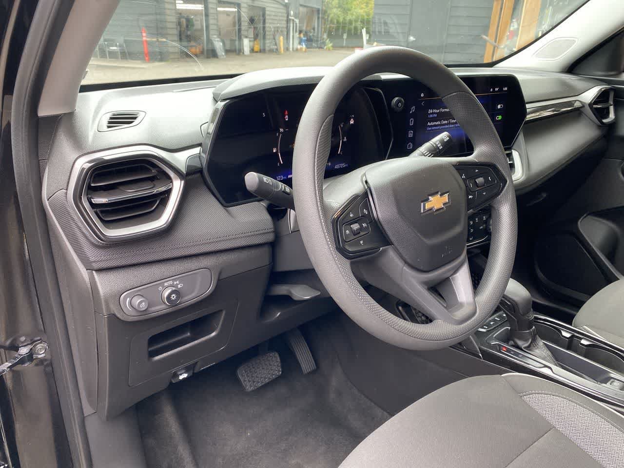 Used 2025 Chevrolet TrailBlazer LT AWD/4WD image 2