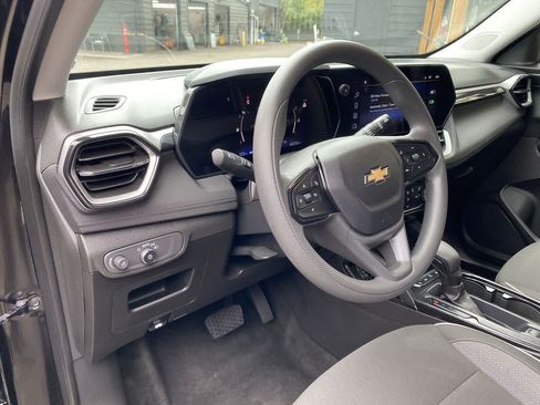 Used 2025 Chevrolet TrailBlazer LT AWD/4WD image 2