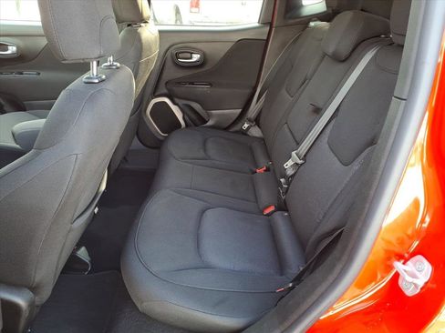 Used 2016 Jeep Renegade Latitude w/ Popular Equipment Group image 9