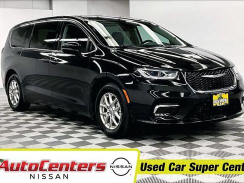 Used 2023 Chrysler Pacifica Touring-L FWD image 1