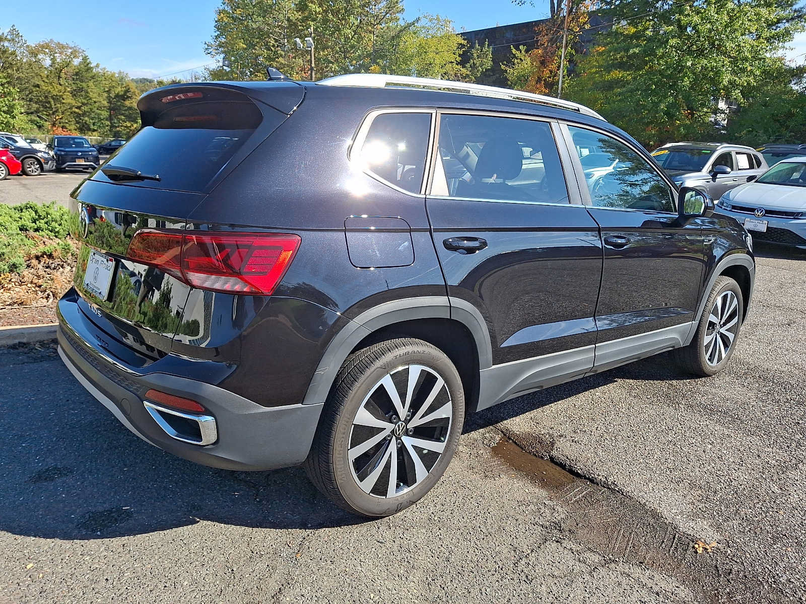 Used 2024 Volkswagen Taos SE w/ Panoramic Sunroof Package FWD image 6