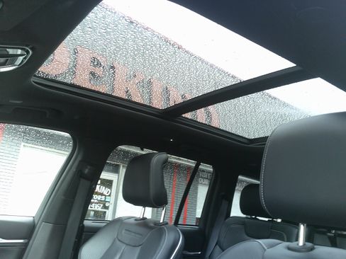 Used 2022 Jeep Grand Cherokee Overland w/ Luxury Tech Group IV AWD/4WD image 15