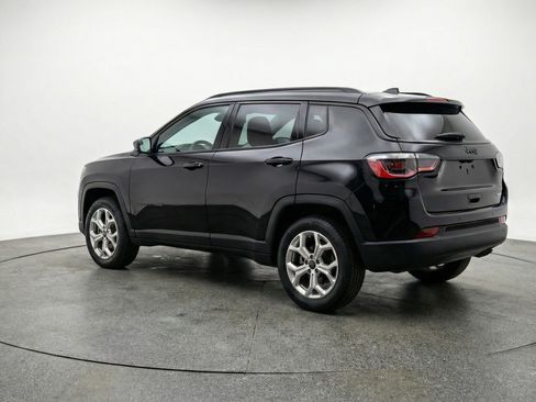 Used 2025 Jeep Compass Latitude AWD/4WD image 6