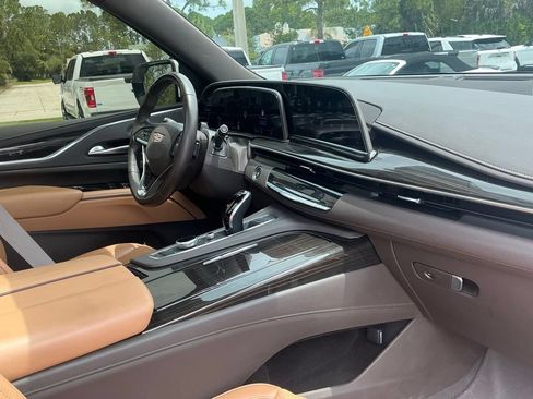 Used 2023 Cadillac Escalade Premium Luxury w/ Performance Package AWD/4WD image 30