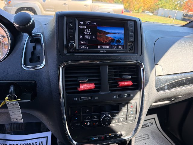 Used 2018 Dodge Grand Caravan SXT w/ Driver Convenience Group FWD image 19