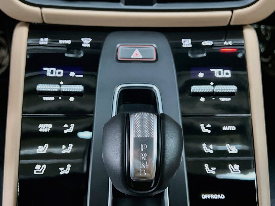 Certified 2026 Porsche Macan AWD/4WD image 18