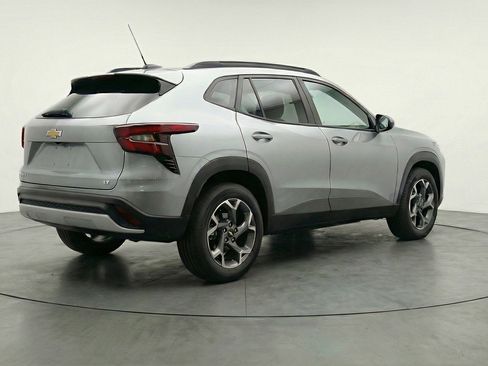 Used 2025 Chevrolet Trax LT w/ LT Convenience Package FWD image 9