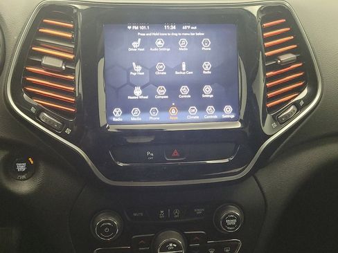 Used 2019 Jeep Cherokee Limited image 25