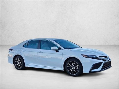 Used 2024 Toyota Camry SE image 3