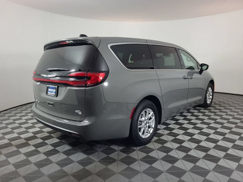 Used 2025 Chrysler Pacifica Select FWD image 3
