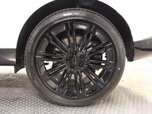 Used 2025 Land Rover Range Rover SE image 19