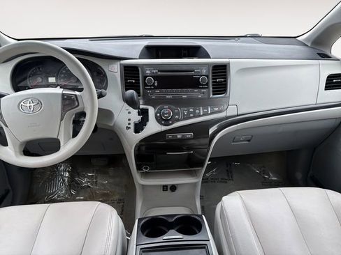 Used 2013 Toyota Sienna LE w/ Preferred Accessory Pkg FWD image 10