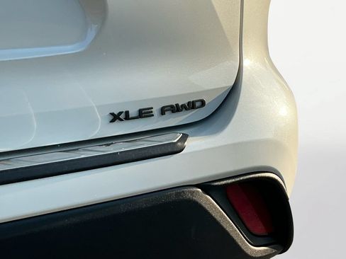 Used 2021 Toyota Highlander XLE AWD/4WD image 19