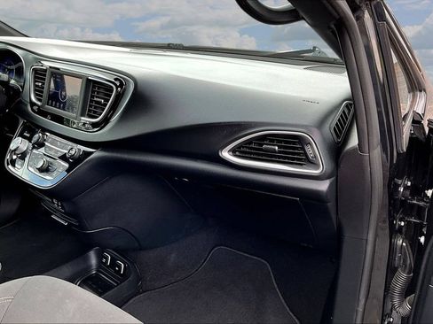 Used 2020 Chrysler Pacifica Touring w/ S Appearance Package FWD image 29
