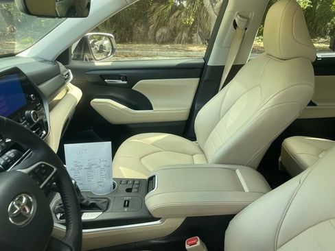 Used 2023 Toyota Highlander XLE FWD image 9