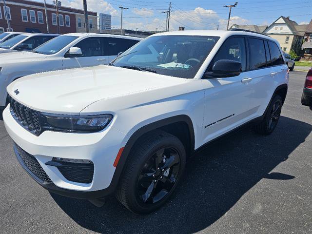 Used 2023 Jeep Grand Cherokee Limited w/ Black Appearance Package AWD/4WD image 1
