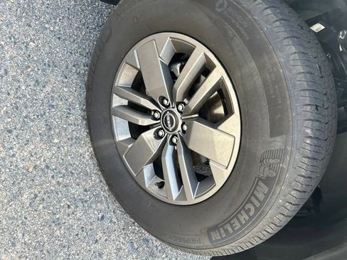 Used 2025 Nissan Frontier SV RWD image 2