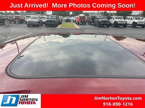 Used 2023 Toyota Corolla SE w/ SE Package FWD image 8