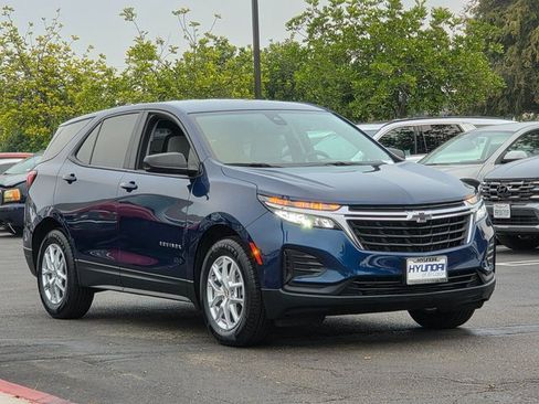 Used 2022 Chevrolet Equinox LS w/ LS Convenience Package image 4