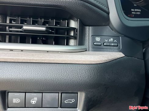 Certified 2024 Toyota Grand Highlander FWD image 34