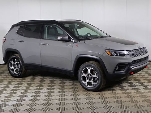 Used 2022 Jeep Compass Trailhawk w/ Sun and Sound Group AWD/4WD image 2