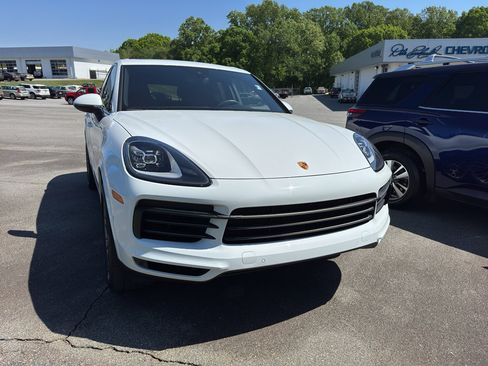 Used 2022 Porsche Cayenne Platinum Edition image 2