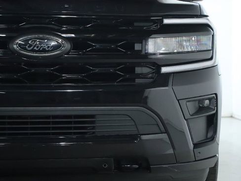 Used 2022 Ford Expedition Limited image 9