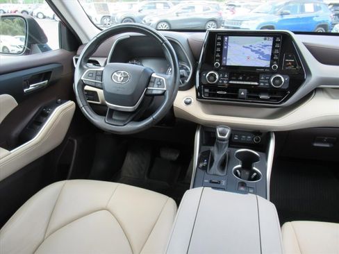 Used 2022 Toyota Highlander XLE AWD/4WD image 14
