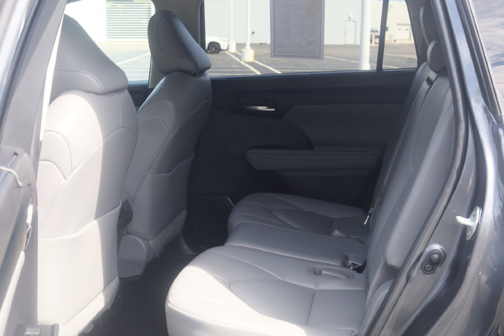 Used 2023 Toyota Highlander XLE AWD/4WD image 20