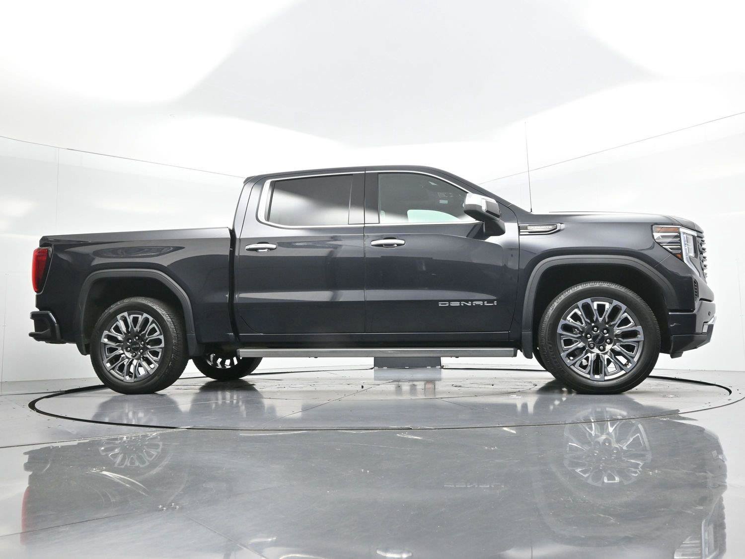 Used 2023 GMC Sierra 1500 Denali Ultimate AWD/4WD image 18