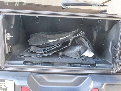 Used 2018 Jeep Wrangler Unlimited Sahara image 35