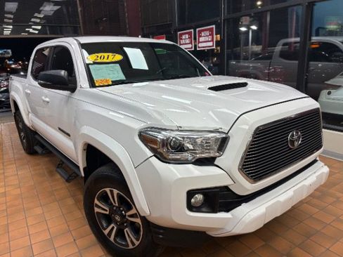 Used 2017 Toyota Tacoma TRD Sport w/ Tow Package image 1