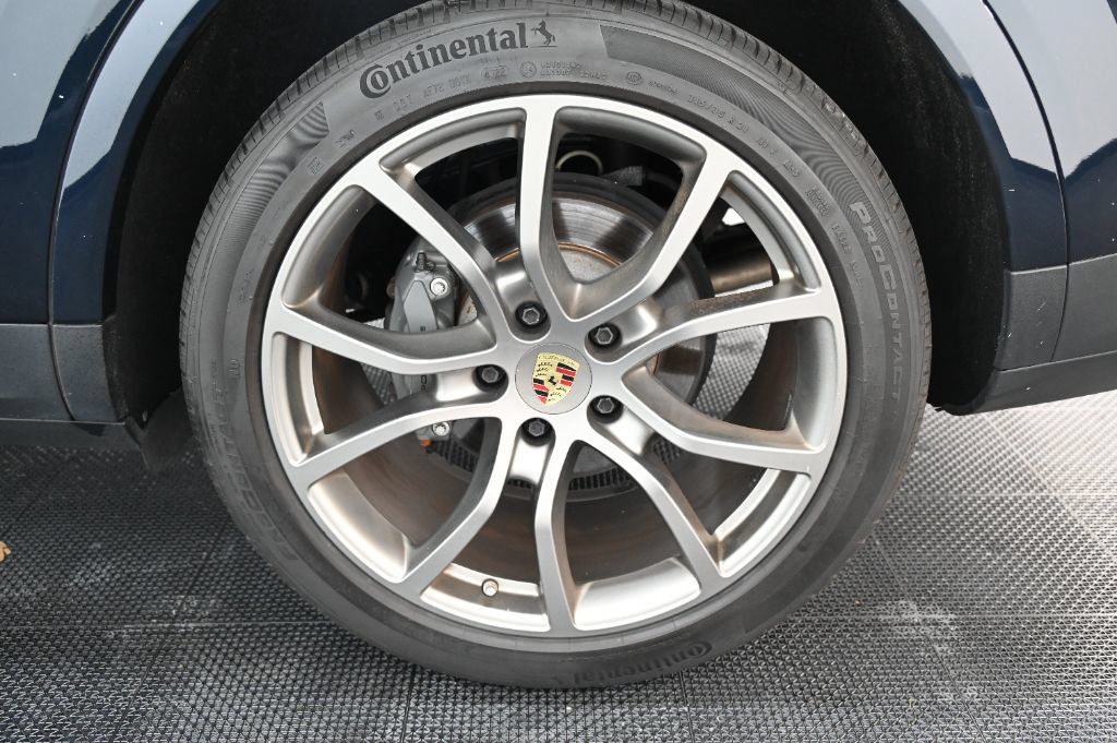 Used 2023 Porsche Cayenne S Platinum AWD/4WD image 48