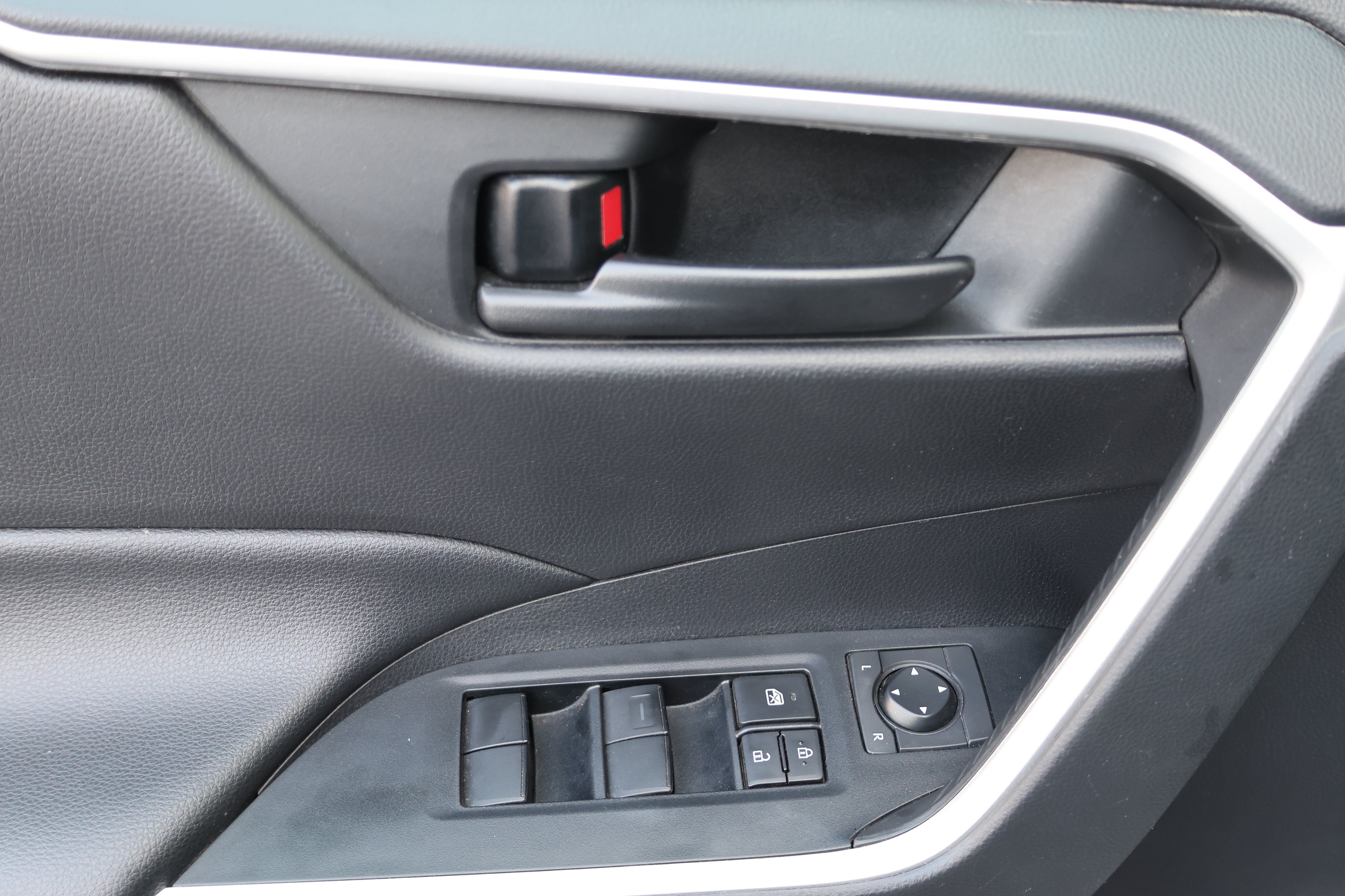 Used 2022 Toyota RAV4 LE AWD/4WD image 19