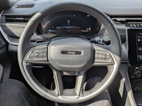 Used 2023 Jeep Grand Cherokee L Laredo image 14