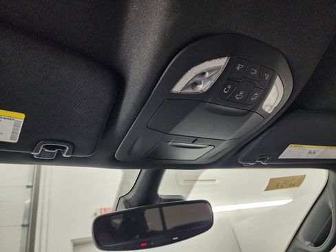 Used 2024 Chrysler Pacifica Limited image 12