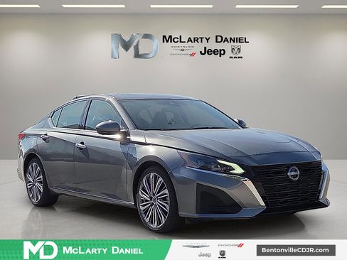 Used 2023 Nissan Altima 2.5 SL image 1