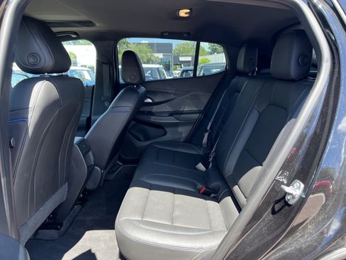 Used 2025 Buick Envista Sport Touring w/ Convenience II Package FWD image 30