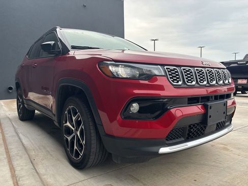 Used 2025 Jeep Compass Limited AWD/4WD image 3