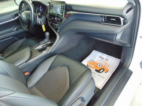 Used 2022 Toyota Camry SE FWD image 11