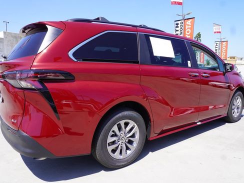 Certified 2026 Toyota Sienna XLE FWD image 7