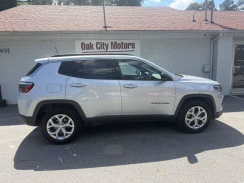 Used 2024 Jeep Compass Latitude AWD/4WD image 4