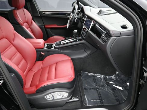 Used 2025 Porsche Macan image 30