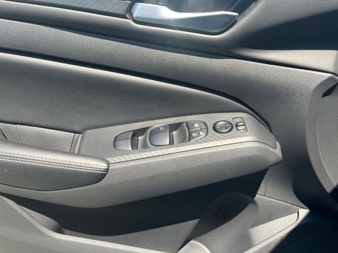 Used 2025 Nissan Altima 2.5 SV FWD image 18