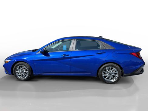 Used 2024 Hyundai Elantra SEL FWD image 2