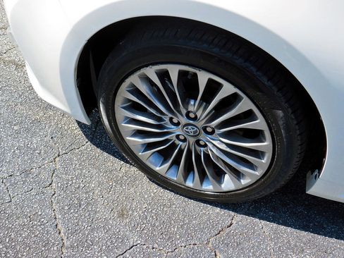 Used 2017 Toyota Avalon Limited image 11